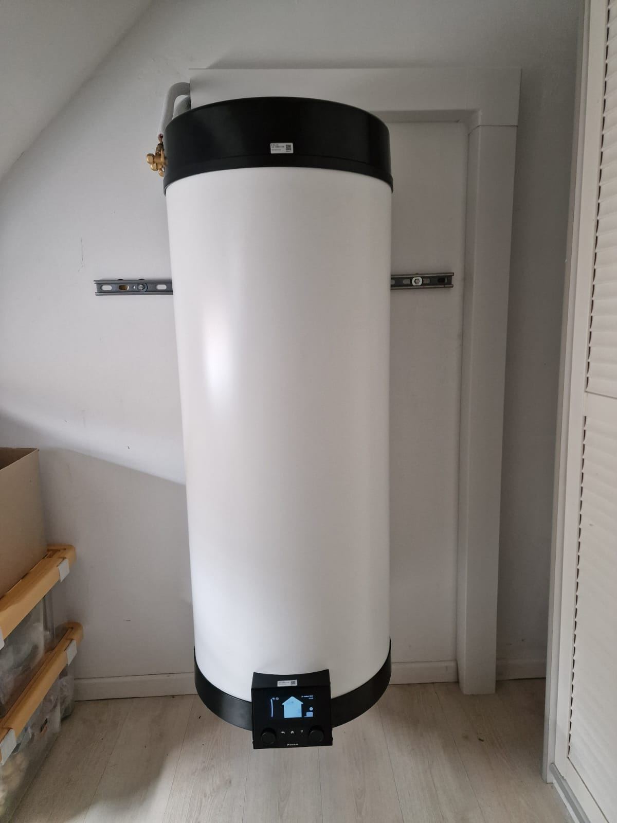 Chauffe-eau thermodynamique Daikin installé dans des combles