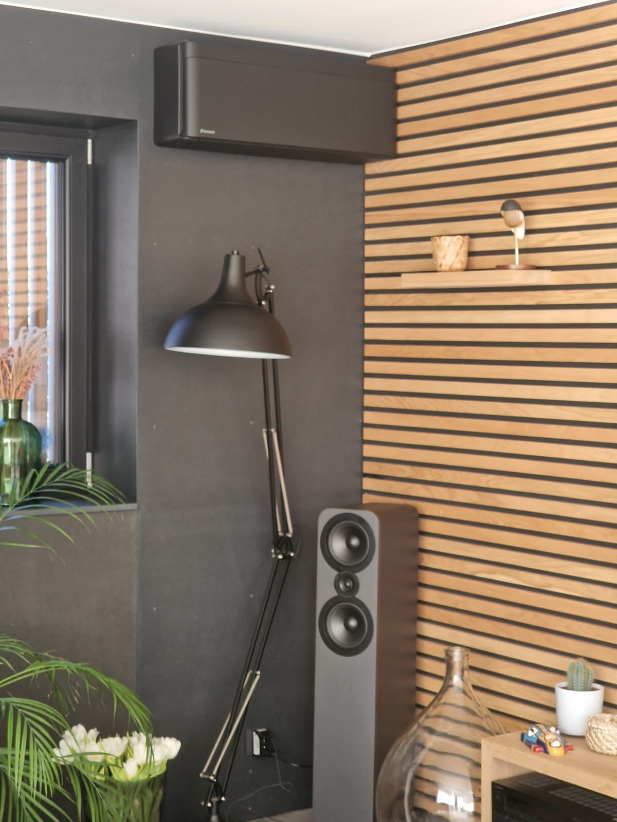 Unité murale Daikin Stylish noire intégrée dans un intérieur design
