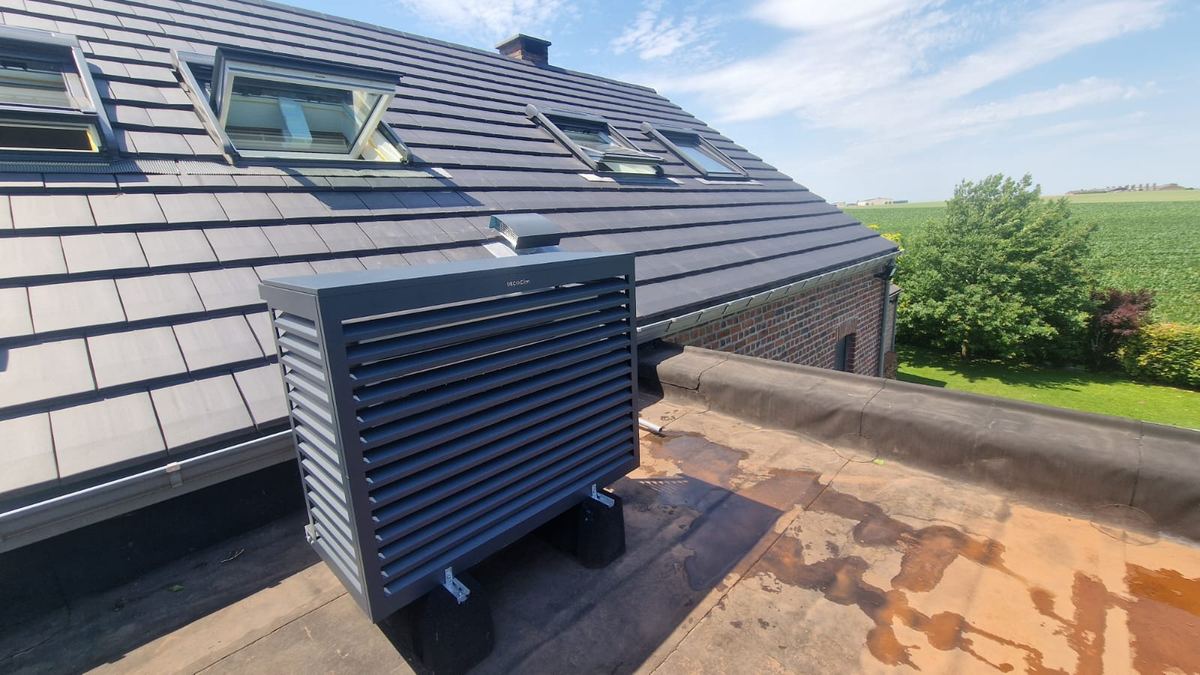 Pompe à chaleur installée en toiture avec cache anthracite intégré
