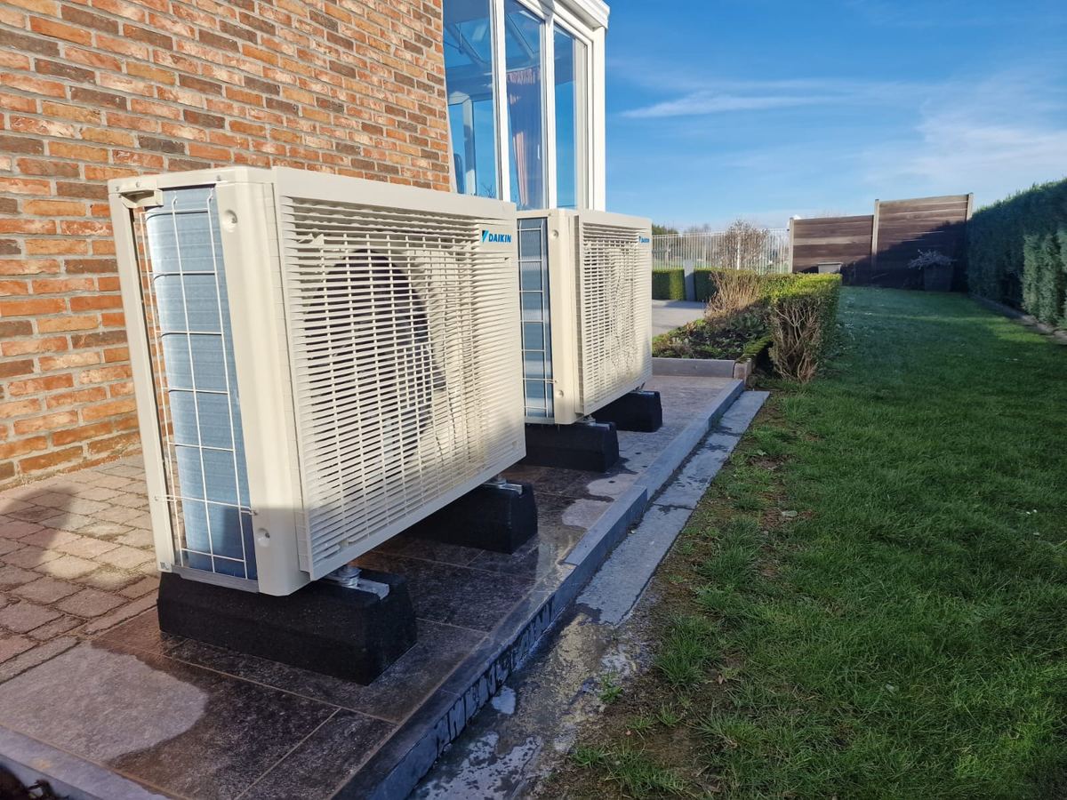 Deux unités extérieures Daikin installées sur plots devant une façade en briques